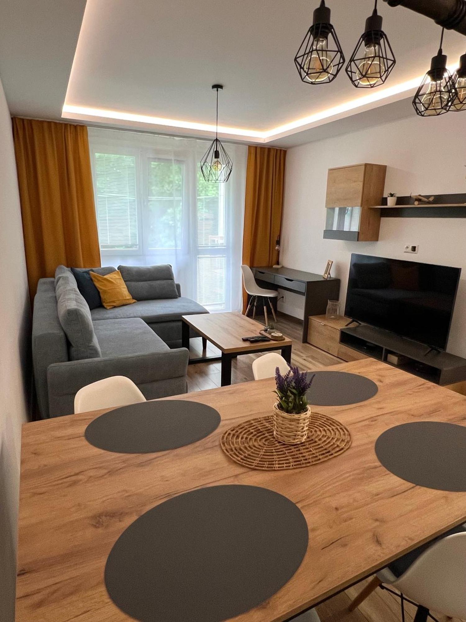 R&l Svermova - 2 Min Esc, Balcony Apartment