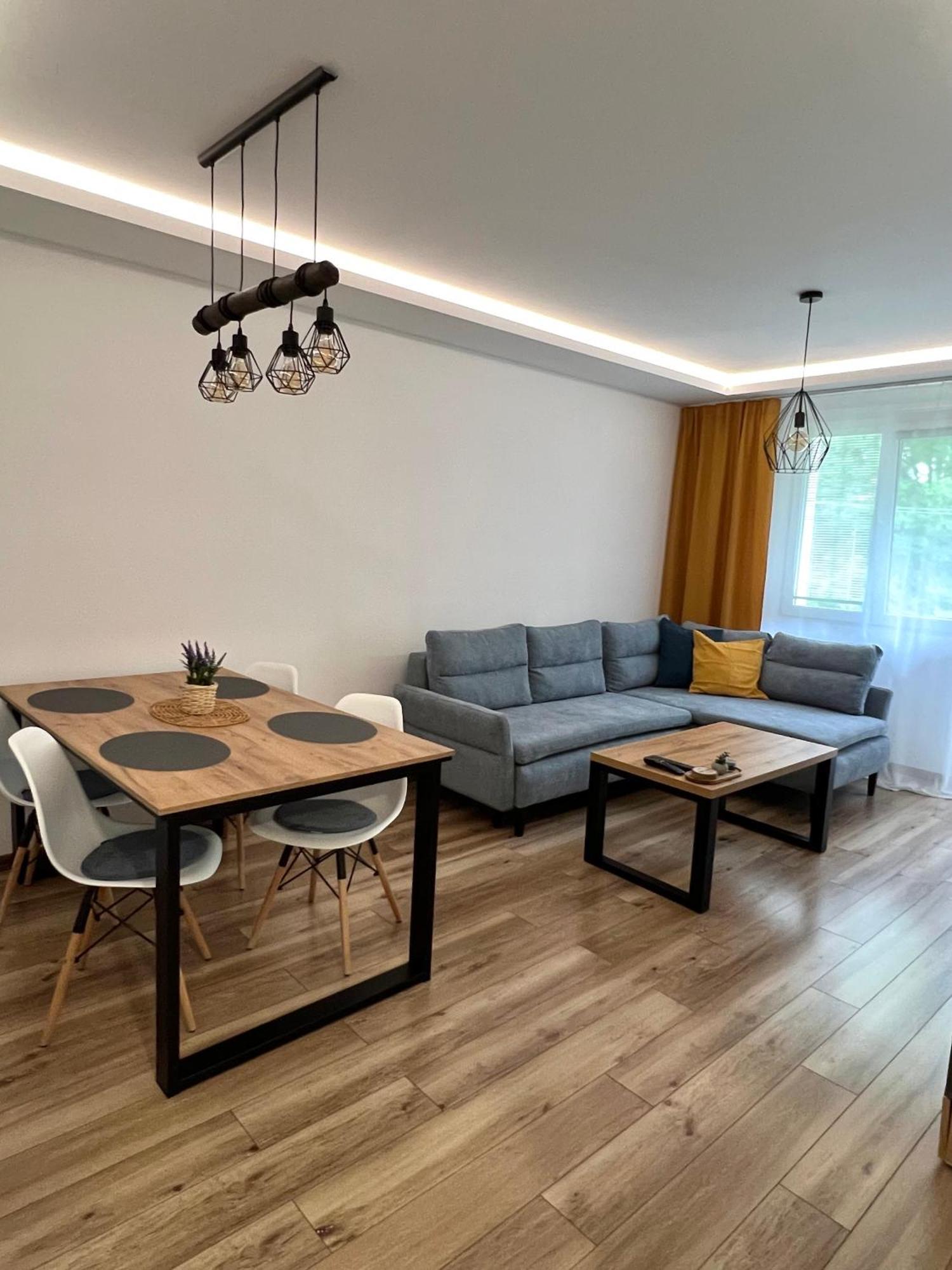 R&l Svermova - 2 Min Esc, Balcony Apartment