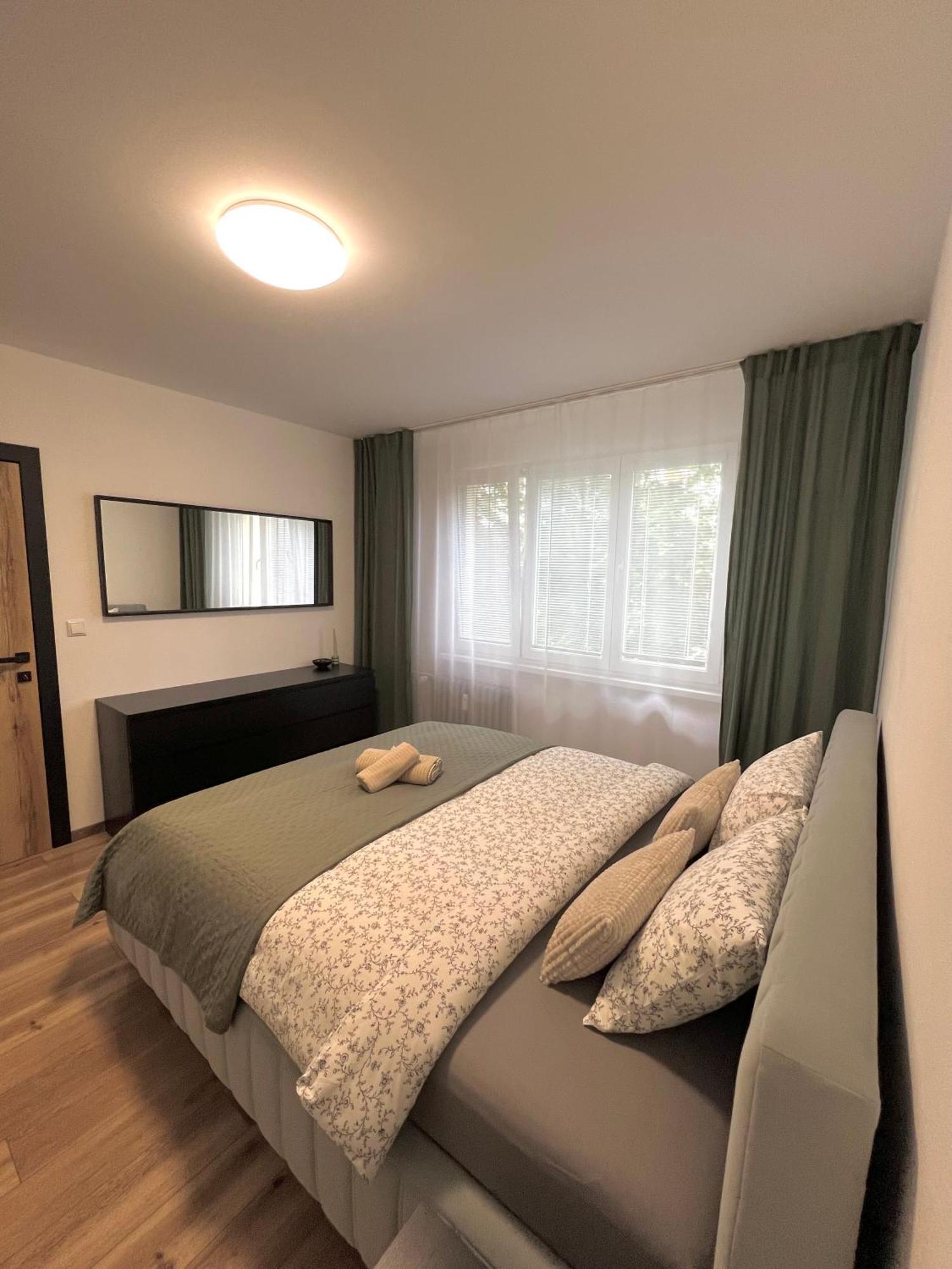 R&l Svermova - 2 Min Esc, Balcony Apartment